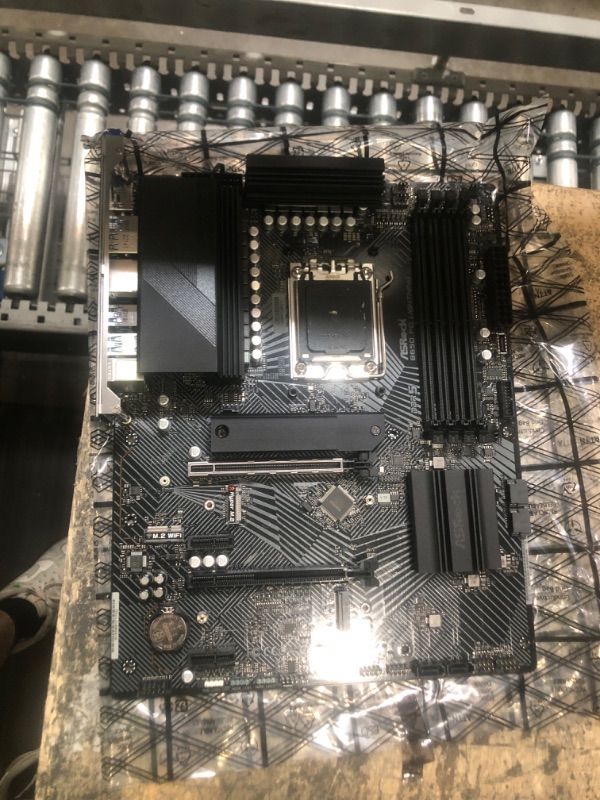 Photo 2 of MSI MPG B650 Carbon WiFi Gaming Motherboard (AMD AM5, ATX, DDR5, PCIe 4.0, M.2, SATA 6Gb/s, USB 3.2 Gen 2, HDMI/DP, Wi-Fi 6E, AMD Ryzen 7000 Series Desktop Processors)
