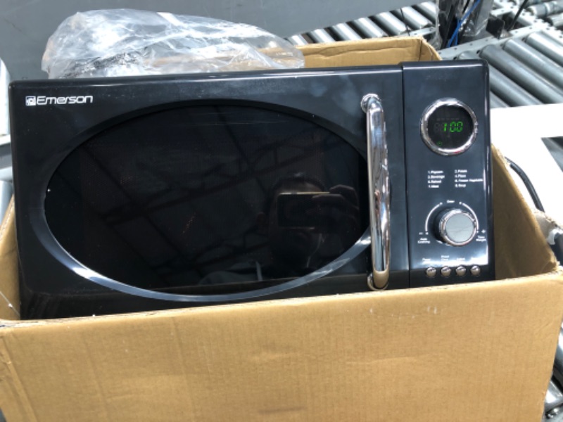 Photo 2 of (tested)Emerson 0.9 Cu. Ft. Retro Digital Microwave Oven with Timer & LED Display, 800W and 5 Micro Power Levels, 8 Pre-Programmed Settings, 1,000W Grill Function with Child Safe Lock, MWRG0901BK-N, Black