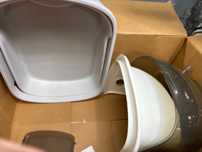 Photo 1 of litter box with lid and scooper