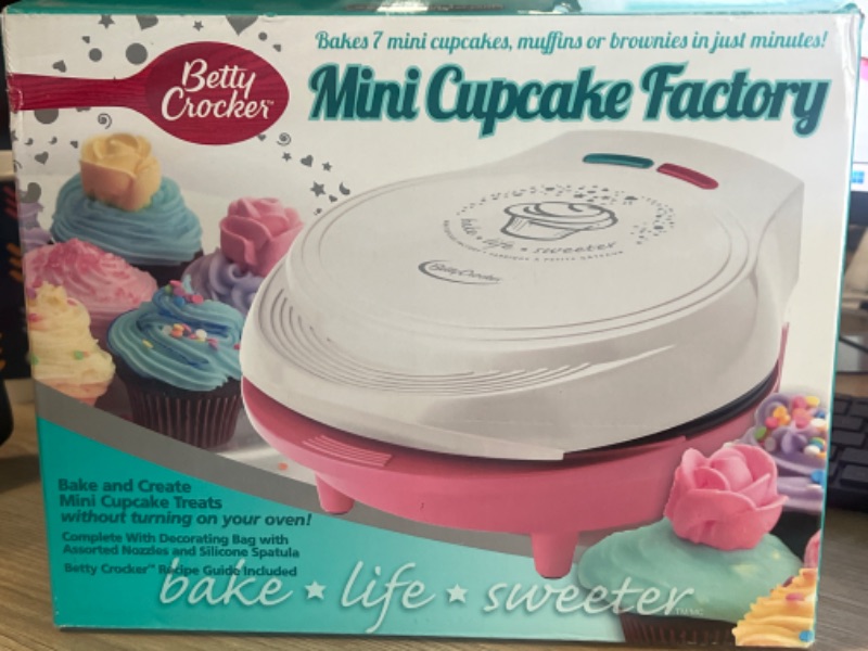 Photo 3 of Betty Crocker BC-2930CRT Cupcake Maker, Pink