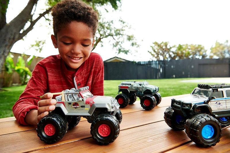 Photo 2 of Matchbox Jurassic World Dominion Jeep Wrangler 124-Scale Truck with Large Wheels, Toy Gift and Car Collectible for Dinosaur Fans