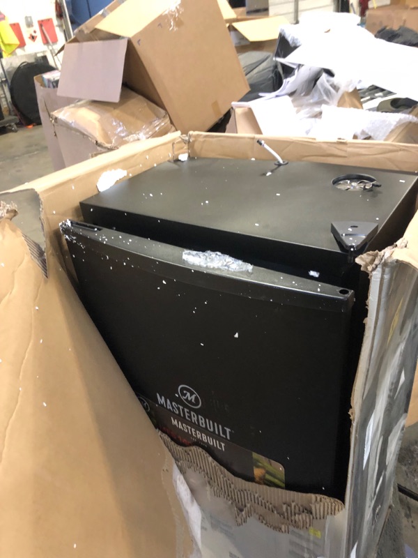 Photo 1 of Masterbuilt MB20072918 40-inch Digital Electric Smoker, Black 40" Smoker