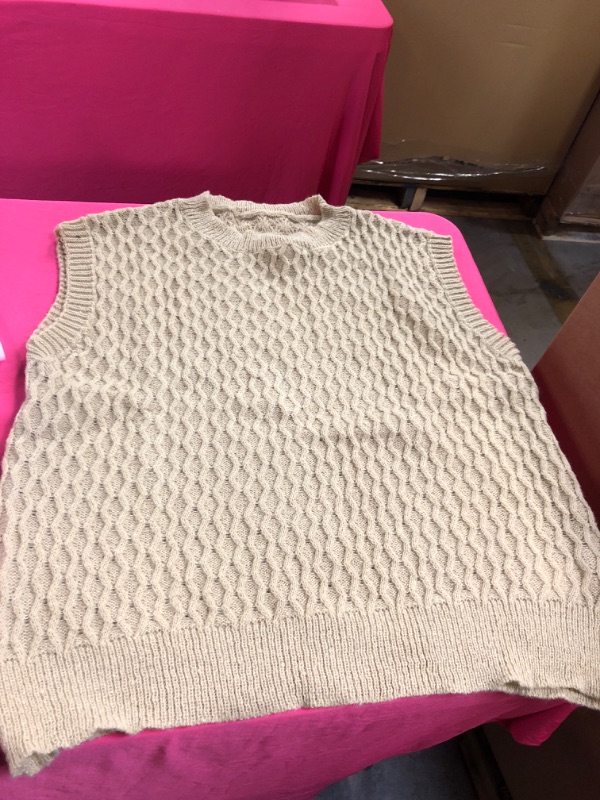 Photo 2 of Floerns Women's Cable Knit Round Neck Cap Sleeve Loose Fit Sweater Vest
unknown size 
size appears to be large 