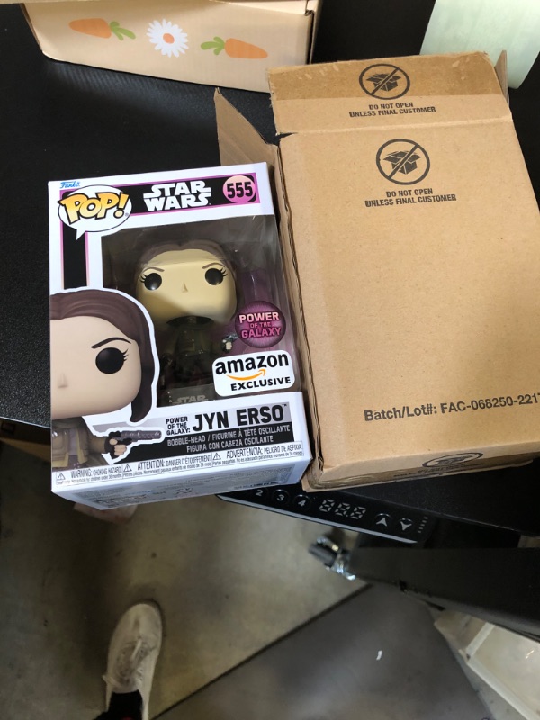 Photo 2 of Funko Pop!: Star Wars: Power of The Galaxy - Jyn Erso, Amazon Exclusive