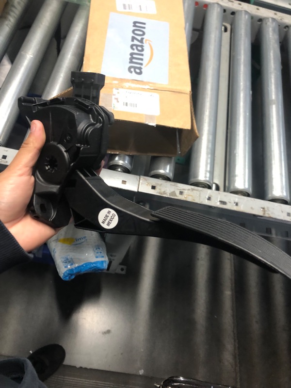Photo 1 of GM Genuine Parts 13237352 Accelerator Pedal
