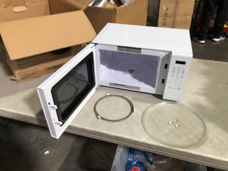 Photo 5 of ***USED - POWERS ON - UNABLE TO TEST FURTHER***
Nostalgia Modern Retro Countertop Microwave Oven - 900-Watt - 0.9 cu ft - 12 Pre-Programmed Cooking Settings - Digital Clock - Kitchen Appliances - White Modern Retro 0.9 Cu. Ft. White