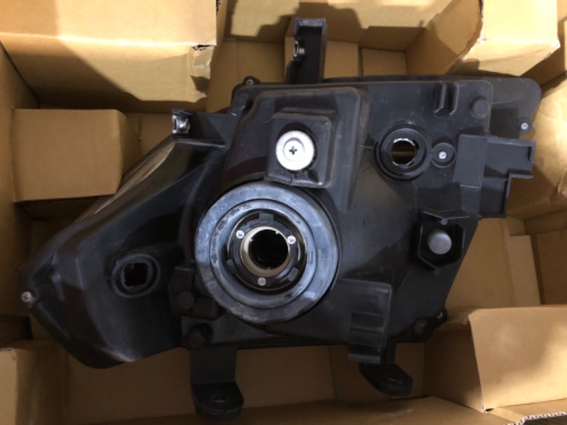 Photo 4 of ***HEADLIGHT IS SCRATCHED*PICTURED***
TYC Right Headlight Assembly Compatible with 2009-2019 Nissan Frontier