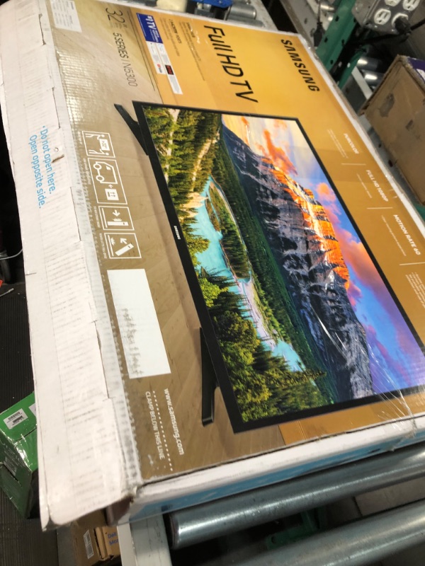 Photo 2 of SAMSUNG 32-inch Class LED Smart FHD TV 1080P (UN32N5300AFXZA, 2018 Model)