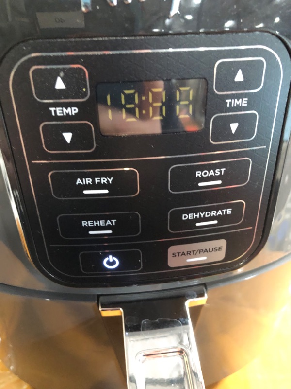 Photo 4 of **powers on and prev used 
Ninja AF101 Air Fryer that Crisps, Roasts, Reheats, & Dehydrates, for Quick, Easy Meals, 4 Quart Capacity, & High Gloss Finish, Black/Grey 4 Quarts