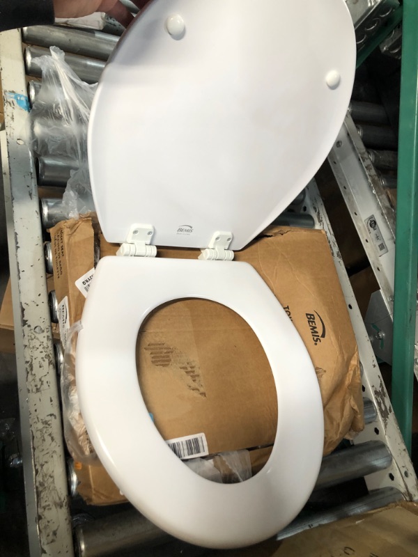 Photo 4 of **MINOR DAMAGE **
Bemis 500EC Toilet Seat