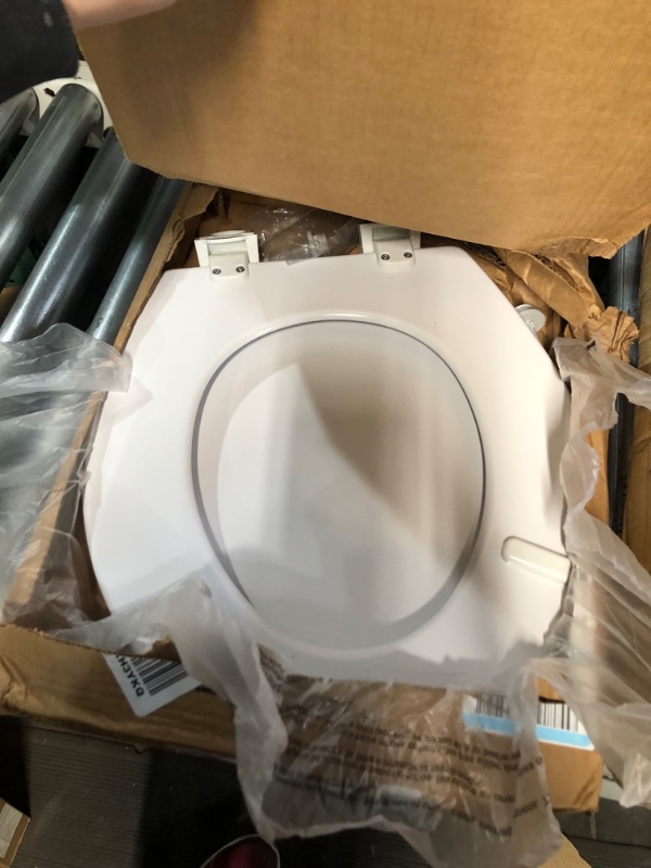 Photo 2 of **MINOR DAMAGE **
Bemis 500EC Toilet Seat