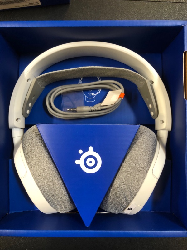 Photo 2 of SteelSeries Arctis Nova 1P Multi-System Gaming Headset — Hi-Fi Drivers — 360° Spatial Audio — Comfort Design — Durable — Lightweight — Noise-Cancelling Mic — PS5/PS4, PC, Xbox, Switch - White Arctis Nova 1P Wired White