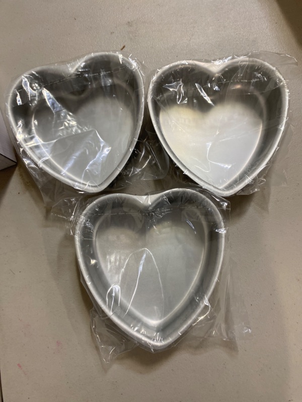 Photo 2 of kefyixc set of 3 Heart-shaped cake pan,6 inch heart-shaped cake tin, aluminum, for weddings, parties, family and other occasions cake (6 x 2 Inch,Set of 3)
