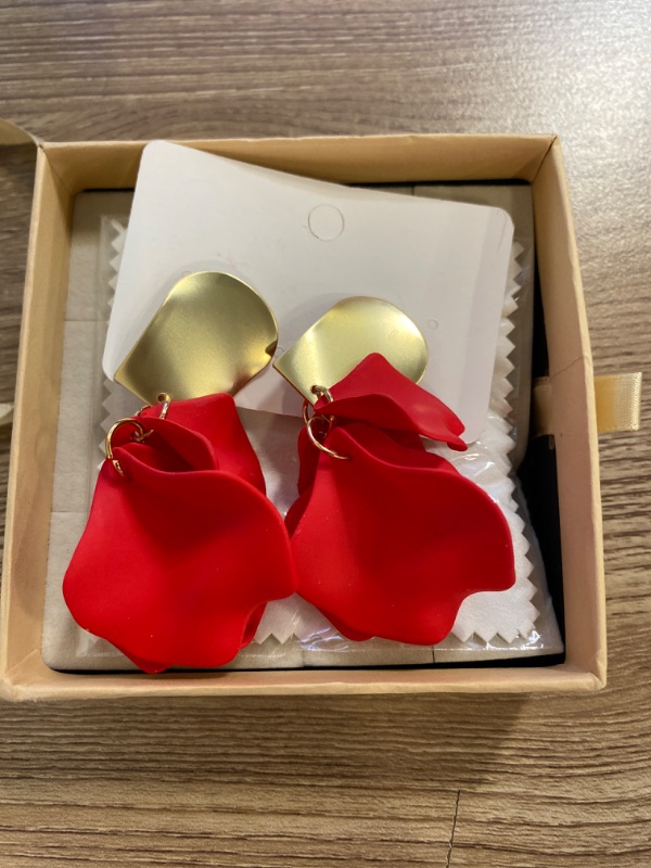 Photo 2 of 1 Pair Elegant Day Jewelries Fashion for Chic Girl Pendant Flower-Shaped Accessory Earring Drop Ear Lady s Flower Shape Stylish Wedding Valentines Earrings Red Gifts
