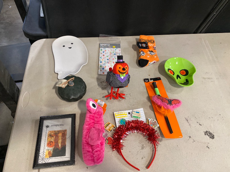 Photo 1 of halloween decor 10 pack set. 