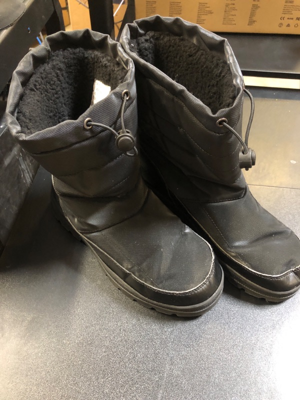 Photo 1 of Men's Snow Boots Size 8