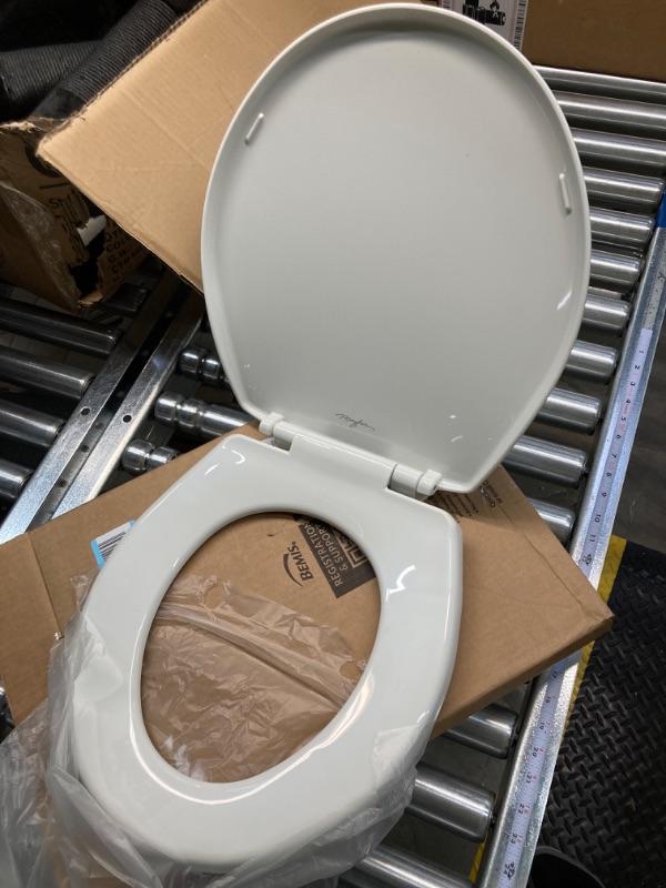 Photo 3 of BEMIS 730SLEC 000 Toilet Seat will Slow Close and Removes Easy for Cleaning, ROUND, Plastic, White 1 Pack Round White