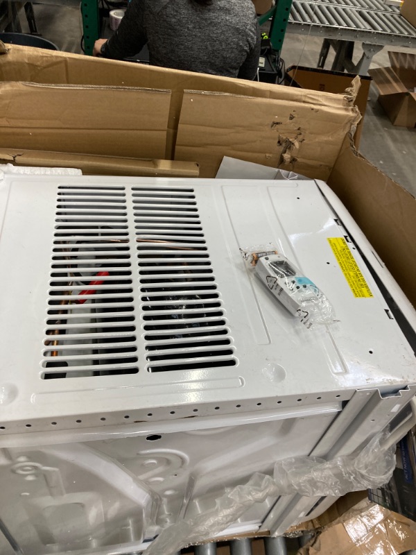 Photo 4 of 18,000 BTU 230V Window Air Conditioner Cools 1000 Sq. Ft. with Remote Control in White
Can be used For parts 