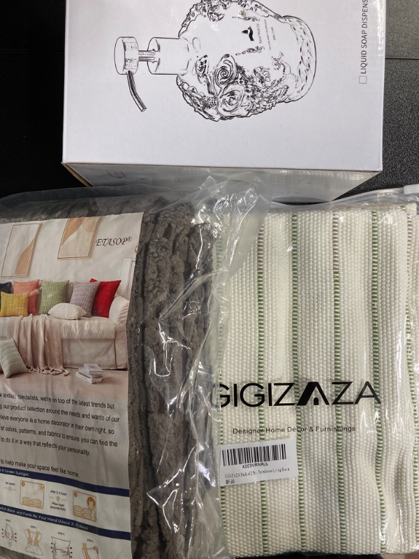 Photo 1 of (DECOR BUNDLE)
-Pillows
-Covers
-Dispenser