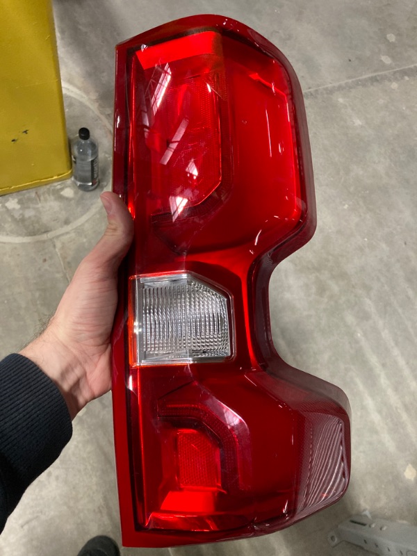 Photo 2 of 2019-2021 Chevy Silverado 1500/2500/3500 INCANDESCENT RH OEM TAIL LIGHT GM