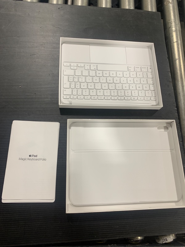 Photo 2 of Apple Magic Keyboard Folio White for iPad 10a Gen Ita
