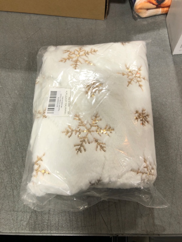 Photo 2 of 36 Inch Faux Fur Christmas Tree Skirt,White Plush Golden Sequin Snowflake Xmas Christmas Tree Skirt (Golden, 36 inch) 36 inch Golden