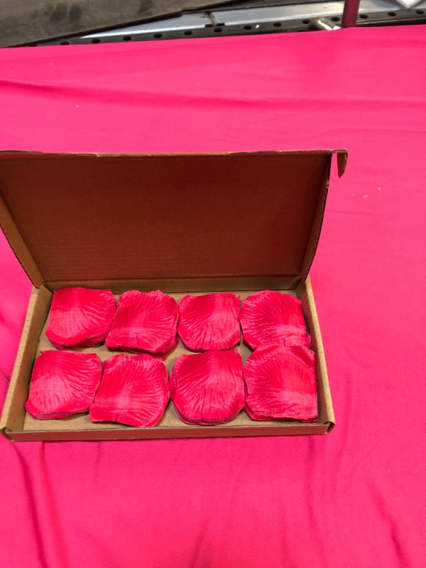 Photo 2 of ANBEEISS 1000 Pcs Red Rose Petals, Artificial Rose Flower Petals, Silk Fabrics Fake Flower Petals Decoration Bulk for for Romantic Night Wedding Party Table Valentine Day Decoration - Rose Red