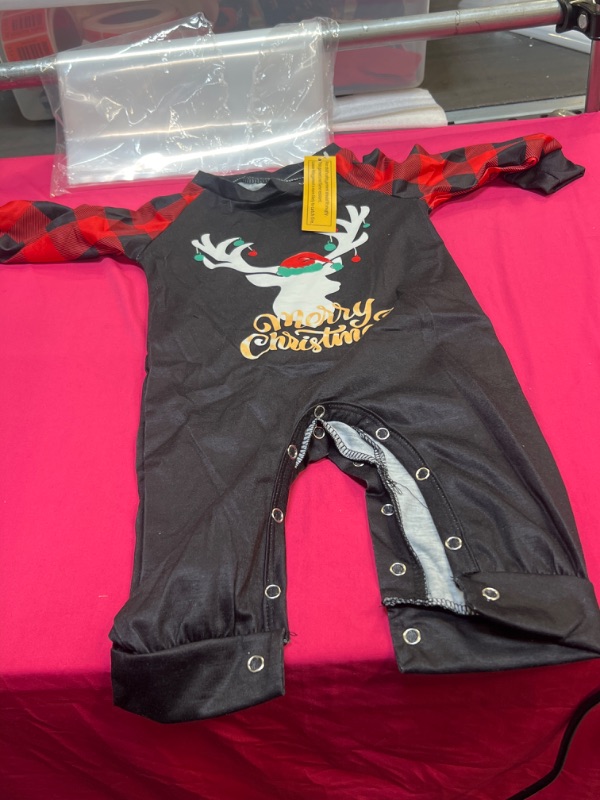 Photo 1 of christmas infants onesie 
size unknown 
size appears to be -6-9months 