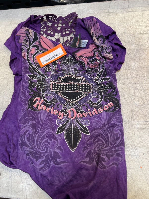 Photo 1 of HARLEY DAVIDSON WOMENS SHIRT 
SIZE UNKNOWN 
SIZE APPEARS TO BE - SMALL/MEDIUM