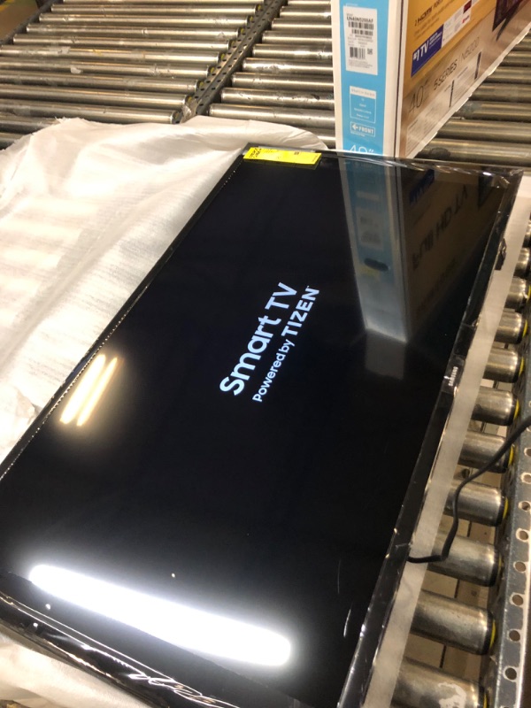 Photo 3 of SAMSUNG 40-inch Class LED Smart FHD TV 1080P (UN40N5200AFXZA, 2019 Model)