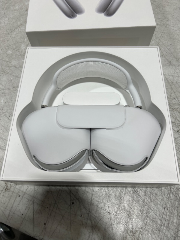 Photo 2 of Apple AirPods Max With Smart Case - Silver 
