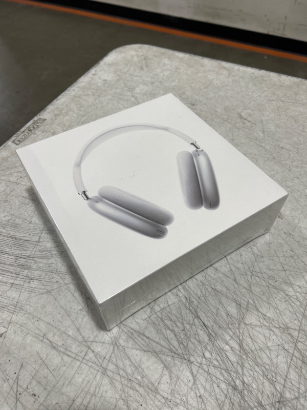 Photo 5 of Apple AirPods Max With Smart Case - Silver 