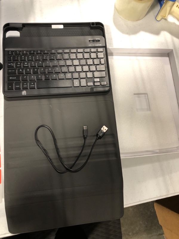 Photo 1 of iPad Keyboard Case Pro 2022 11-inch(4th Gen),Air 5th 4th Gen 2022/2020, Pro 11 1st/2nd/3rd 2018/2020/2021, 10.9 inch Case with Pencil Holder, Backlit Detachable BT Keyboard, Smart Folio(Black) 10.9"/11" for Air 5/Air 4/Pro 1st/2nd/3rd/4th Gen Black