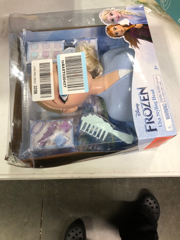 Photo 2 of Disney Frozen Deluxe Elsa Styling Head