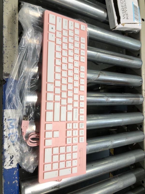 Photo 3 of wired keyboard pink with white keys 