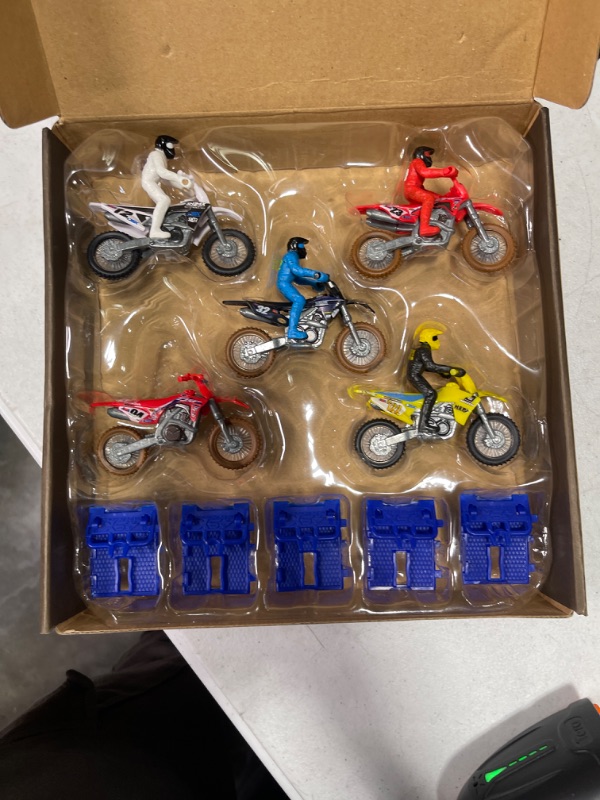 Photo 2 of Authentic 5-Pack of 1:24 Scale Die-Cast Motorcycles with Rider Figure, Toy Moto Bike for Kids and Collectors Ages 3 and up, Small