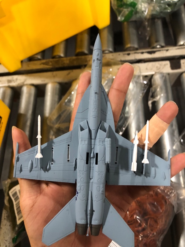 Photo 3 of - 1/100 Military Fighter Aircraft Compatible with F/A-18E Super Hornet US Navy VFA-137 2011 - TOP Gun Maverick - CP40