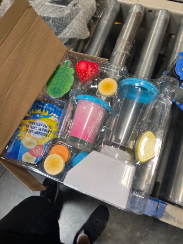 Photo 1 of Melissa & Doug Smoothie Maker Blender Set with Play Food (22 Pcs)