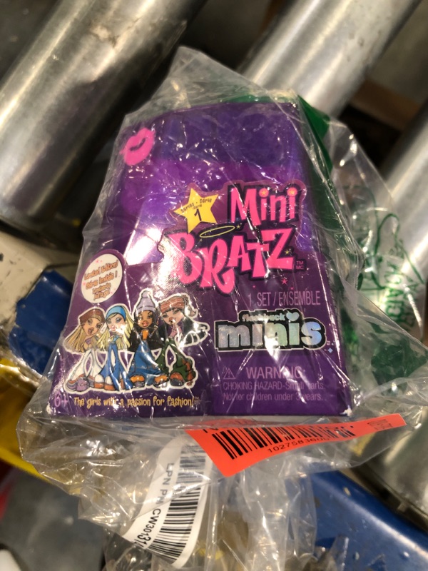 Photo 1 of Bratz Mini Figures 2pk