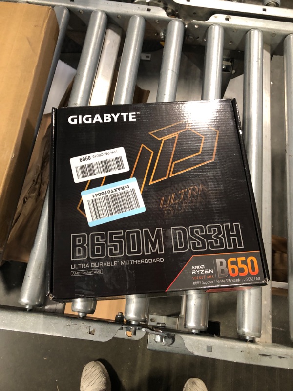 Photo 3 of GIGABYTE B650M DS3H (AM5/ LGA 1718/ AMD/ B650/ Micro ATX/ 5-Year Warranty/ DDR5/ PCIe 4.0 M.2/ PCIe 4.0/ USB 3.2 Gen2X2 Type-C/ 2.5GbE LAN/Motherboard)