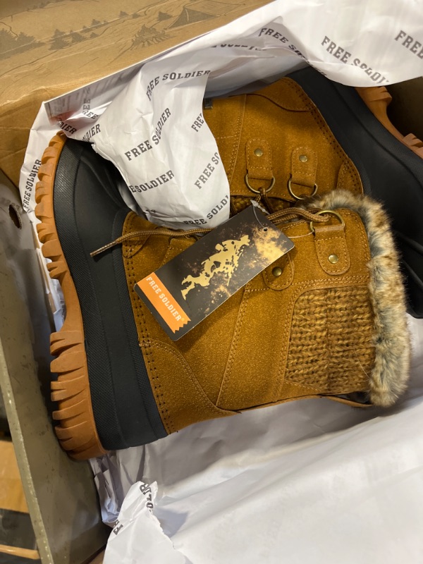 Photo 1 of FREE SOLDIER Women's Waterproof Winter Cold Weather Snow Boots for Women Outdoor Fashion Duck Boots Comfortable Insulated size 7
