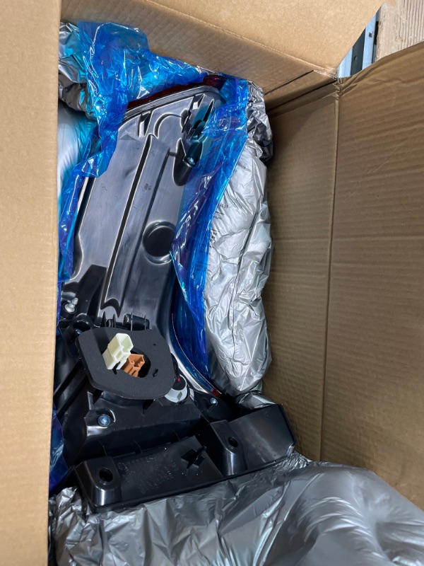 Photo 1 of WFLNHB Right Side Tail Light Assembly Replacement for Toyota Sienna Base L LE XLE Limited Models 2015-2020 Passenger Side Rear Tail Light Lamp 8155008050 TO2805123