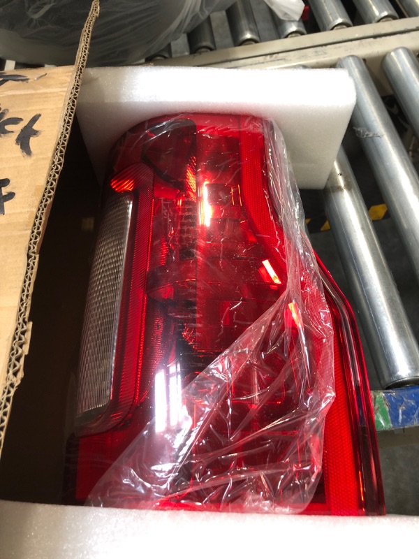 Photo 3 of Right Passenger Side Rear Tail Light Assembly Compatible With 2017-2019 Ford F-250 F-350 Super Duty Tail Light Rear Brake Lamps Replacement Taillights (w/o Blind Spot) (w/o LED)