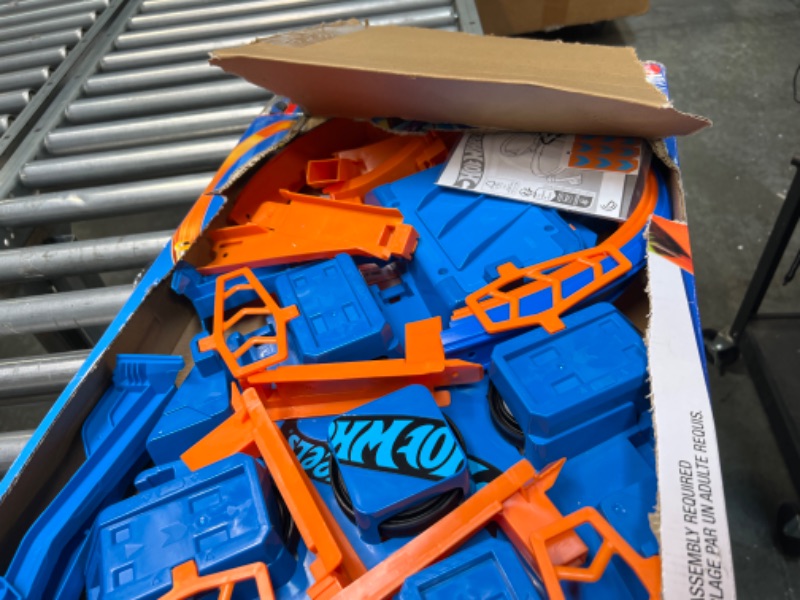 Photo 1 of Hot Wheels Track Set with 1:64 Scale Toy Car, 4 Intersections for Crashing, Powered by a Motorized Booster, Criss-Cross Crash Track????