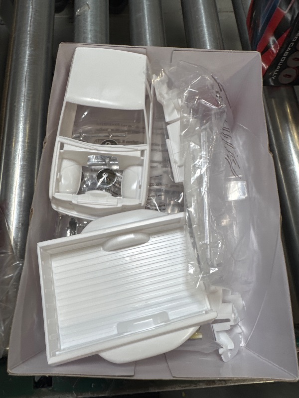 Photo 1 of AMT 1996 Chevrolet C-3500 Dually Pickup Easy Build New Tooling 1:25 Scale Model Kit