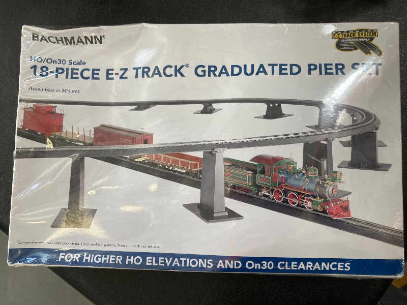 Photo 1 of Bachmann Trains 18 PC. E-Z TRACK GRADUATED PIER SET - For Use with HO or On30 Scale E-Z Track , White