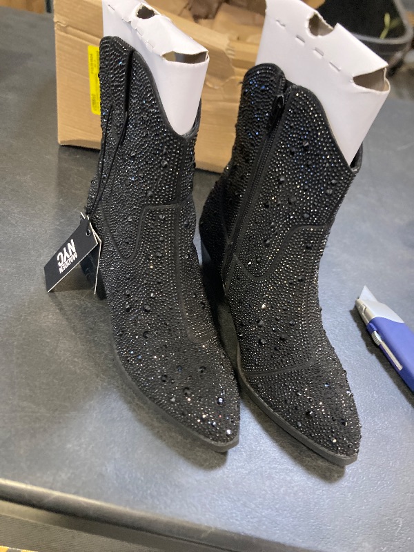 Photo 1 of  Women's Austin Booties Size 6