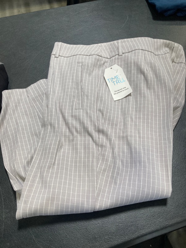 Photo 1 of Time and Tru Women S Stretch Capri Pants 21 Inseam Size 12
