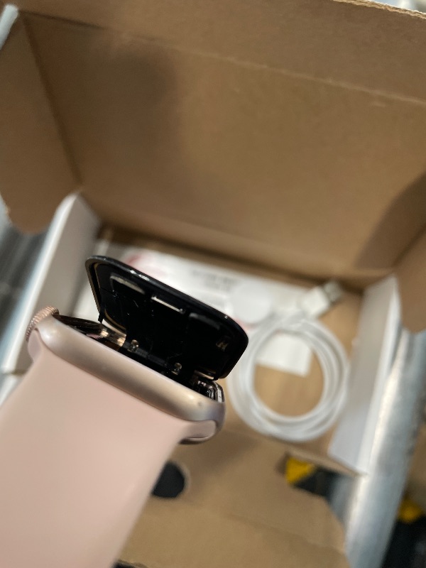 Photo 3 of **** MINOR DAMAGE ******Apple Watch SE (GPS, 40mm) - Gold Aluminum Case with Pink Sand Sport Band (Renewed)