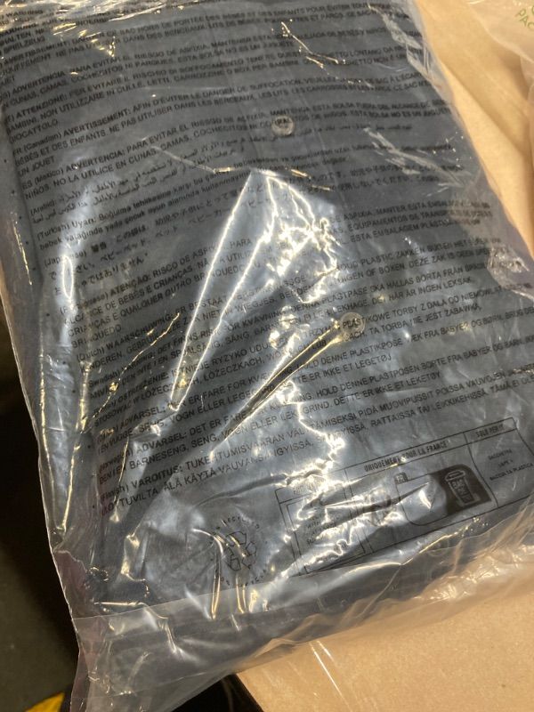 Photo 1 of ***FACTORY SEALED***
***SIMILAR***
Amazon Essentials Men's Regular-Fit Long-Sleeve Two-Pocket Flannel Shirt Medium Black Burgundy Plaid